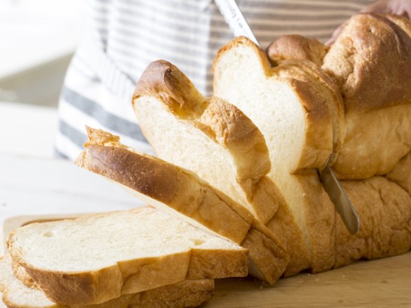 Бял хляб&nbsp;Белият хляб и всички тестени изделия от бяло пшеничено брашно са с висок гликемичен индекс, следователно не са полезни за диабетици. Препоръчително е да се консумират пълнозърнести хлябове или такива от алтернативни брашна с нисък гликемичен индекс.&nbsp;Снимка: istock