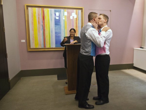 Прегръдка след току-що сключен брак. Интересното е, че под тази кодова дума не излезе нито една снимка  на сватба между мъж и жена. Снимка: Reuters
