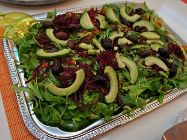 Като гарнитура за солените торти беше сервирана зелена салата с рукола, авокадо и червено цвекло.