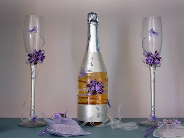 Шампанското и виното за църковния ритуал са едни от главните герои на всяка сватба. Украсата на бутилките винаги е съобразена с цветния акцент на тържеството: лилавото е много предпочитан цвят, следван от класическото бяло и жизнерадостното жълто.
Повече информация за сватбения ден, можете да потърсите Столичен дом за радостни обреди.
Саша Габровска: Булката настъпва младоженеца до окуцяване
Всичко за сватбата
