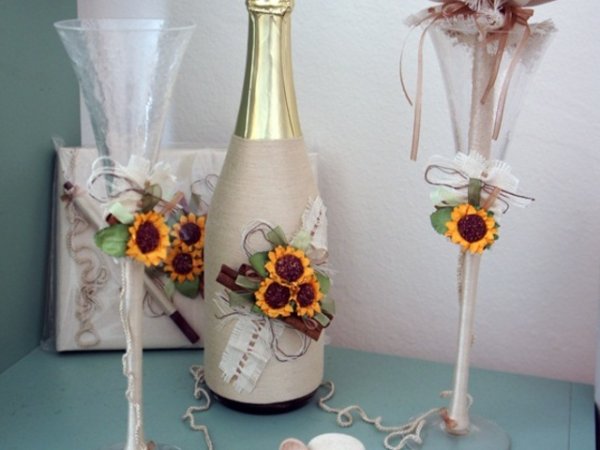 Жизнерадостните слънчогледи като цветен акцент - булчинският букет е от слънчогледи; слънчевите цветя на върху подаръкът за гостите, сватбените чаши и шампанското.