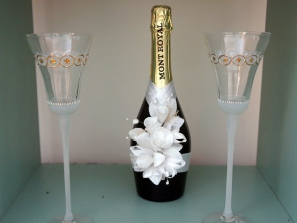 Семпло бяло цвете краси сватбеното шампанско.