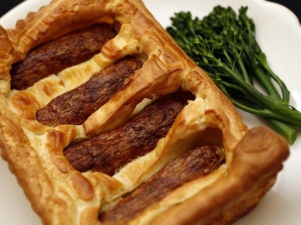 Традиционно британско ястие от наденички, изпечени в тесто, наречено "toad in the hole".