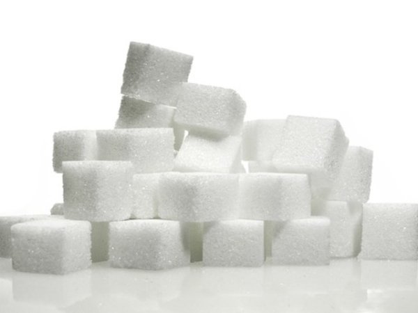 Бяла захар
Бялата захар е с високо съдържание на калории, в една лъжичка от нея има около 16 калории. Въпреки че е въглехидрат, тя е от онзи тип въглехидрати, от които човешкото тяло не се нуждае, тъй като не отговаря на изискването ви за полезни такива, каквито са плодовете, зеленчуците, зърнените храни. Когато искате да отслабнете &ndash; изключете захарта от менюто си. Може да я замените с мед, стевия, кленов сироп в малки количества.&nbsp;Снимка: pixabay
