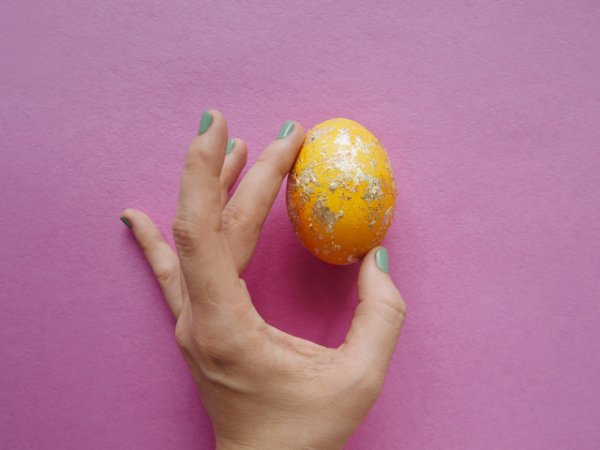 Боядисване на яйца с алуминиево фолио и цветни станиоли - идеята вижте тук.