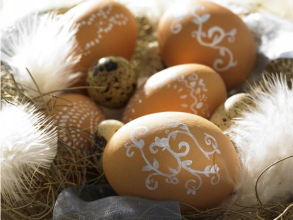Декорация на великденски яйца с цветен маркер &ndash; повече вижте тук.