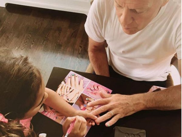 Брус Уилис доказва колко е отдаден на дъщерите си, като им позволява дори да го лакират.&nbsp;
Снимка: Instagram