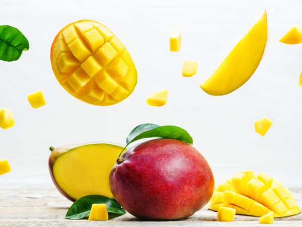 Манго&nbsp;Вкусният и сочен плод прави кожата гладка, здрава и подмладена. Консумацията на манго прави добиването на тен през лятото много по-лесно, тъй като и в този невероятен плод се съдържат завидни количества витамин А и бета-каротин.&nbsp;Снимка: istock