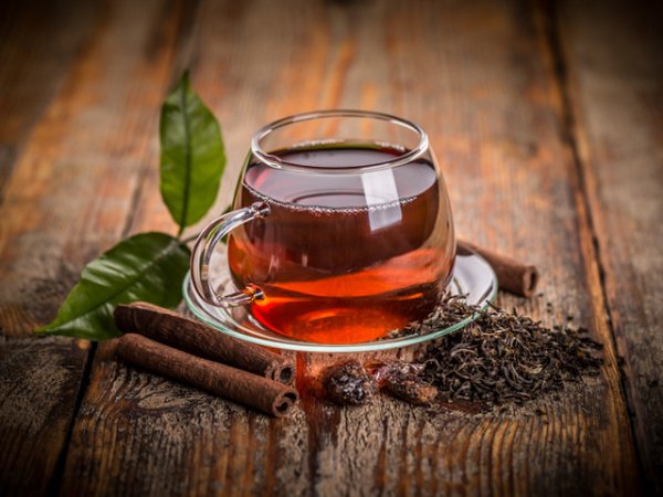 За разсънване
Черният чай e напитката, която индийците най-често пият сутрин, за да се разсънят, като добавят към него канела, кардамон и други подправки. Той съдържа естествени стимуланти като кофеин, който действа ободряващо. Черният чай подобрява и храносмилането, концентрацията, холестерола.&nbsp;Снимка: Istock