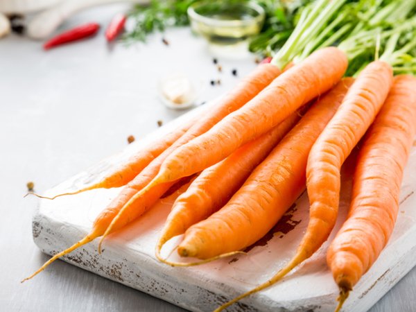 Моркови&nbsp;Морковите също като сладките картофи дължат оранжевия си цвят на каротиноидите и витамин А в състава си. Освен че стимулират натрупването на меланин в кожата, те подобряват здравето на очите, косата, кожата, нотките.&nbsp;Снимка: istock