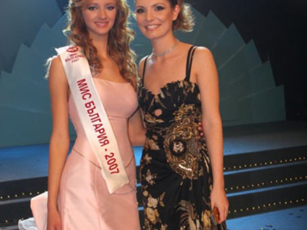 Мис България 2007 Юлия Юревич с Аля Милушева
Прочетете статията