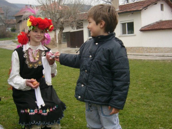 След като пеят и наричат на всеки от къщата, стопаните им дават яйца, които ще бъдат боядисани на Великден.
