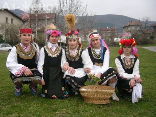 Кошницата е накичена със здравец и в нея те събират даровете, които им дават хората.