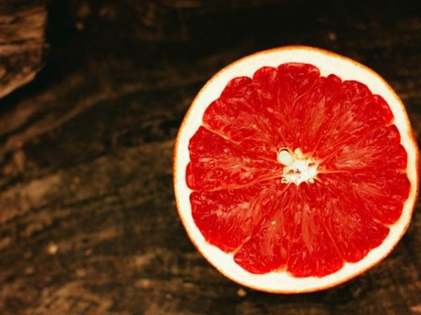 Грейпфрут
Освен че са богат източник на витамин С, грейпфрутите съдържат определен вид антиоксиданти, които спомагат за баланса на инсулина. Това са едни от най-добрите плодове за отслабване. За да се възползвате максимално от качествата им, хапвайте ги така, а не под формата на фреш.&nbsp;
&nbsp;Снимка: pexels