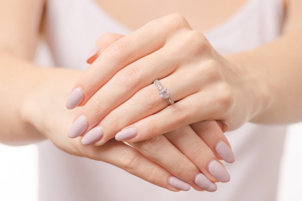 Опушен нюд маникюр в розовата гама. Снимка: istock