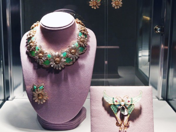 Това бижу Елизабет взима назаем от бижутерите Van Cleef &amp;Arpels през 1993г., за да отиде на събитие. Но толкова се влюбва в бижуто, че след събитието си го купува. Снимка: Reuters