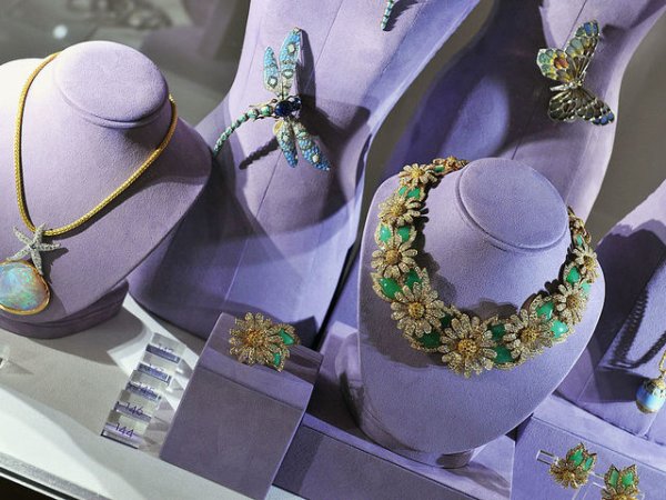 The Daisy Parure, огърлица и брошка от диаманти и множество скъпоценни камъни, е изключително красиво бижу, което актрисата е притежавала приживе.