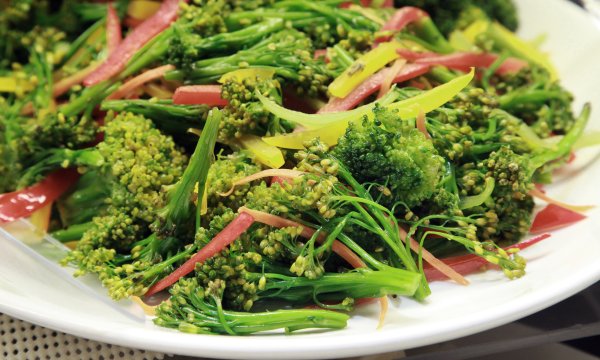 Броколите са друг чудесен зеленчук за справяне с нередовния стомах. Те са кръстоцветни зеленчуци, също с високо съдържание на фибри и мощни растителни съединения. Едно от тях е сулфорафан, което се съдържа и в кълновете от броколи. Сулфорафанът играе основна роля в предотвратяването на свръхрастеж на вредни бактерии в червата и е известно, че предпазва тънките черва от оксидативен стрес, свързан със запек.  Снимка: istock