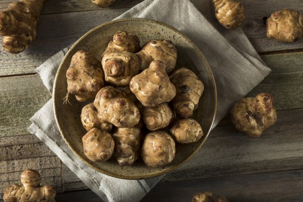 Това е кореноплоден зеленчук, който прилича на картофи, има леко орехов вкус, но за разлика от тях в него не се съдържа нишесте. Земната ябълка съдържа също полезни фибри, наречени инулин, които действат благоприятно на червата и се смята, че могат да помогнат при запек. Снимка: istock