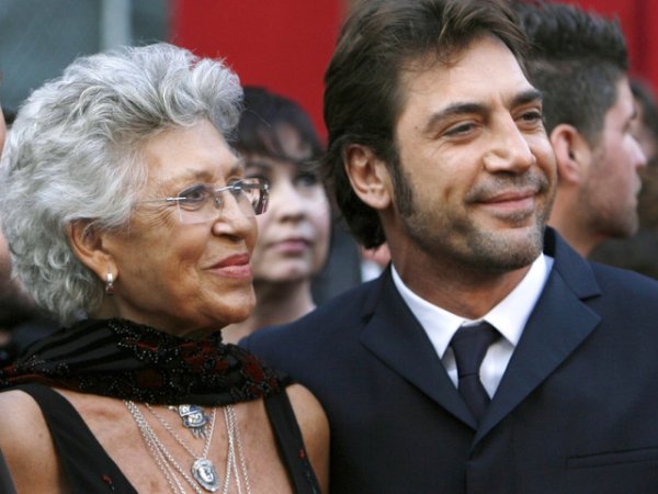 Хавиер Бардем е известен с близостта с майка си. Той дори я доведе като своя дама на наградите Оскар през 2008-а година, когато спечели статуетката за поддържаща роля във филма "No Country for Old Men".
