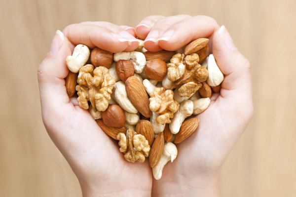 Ядките и семената ни осигуряват мастноразтворими витамини, за които е доказано, че повишават активността на мозъчните клетки и общото здраве на клетките. Антиоксидантите, витамините и минералите помагат на тялото по-ефективно да елиминира токсините. 
Едни от най-полезните, които може да включите в менюто си са смляно ленено семе, орехи, макадамия, бадеми, конопено семе, кашу и други. 
Снимка: istock