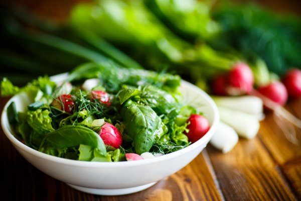 Зелените листни зеленчуци ни помагат да поддържаме храносмилателния си тракт здрав и имунната ви система по-силна. Те са богати на фибри и основни минерали. Спанак, зеле, зеле кейл, броколи и брюкселско зеле, са вкусни и имат малко калории. Също така, зелените зеленчуци съдържат хлорофил, който е уникален растителен пигмент, присъстващ във високи концентрации, което го прави ефективен антиоксидант, който предпазва клетките от увреждане на свободните радикали.
Снимка: istock