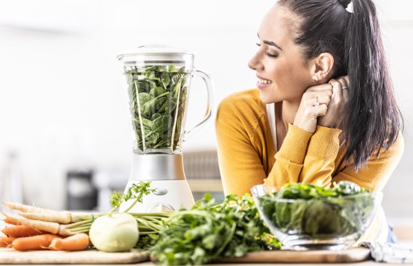 С малко калории, но много вкусен и богат на селен и желязо, спанакът е здравословно допълнение към нашето меню, което може да помогне при запек, сочат западни изследвания.  Спанакът съдържа и фибри. Консумацията му ни осигурява и минерала магнезий, за който е доказано, че благоприятства чревната перисталтика.  Снимка: istock