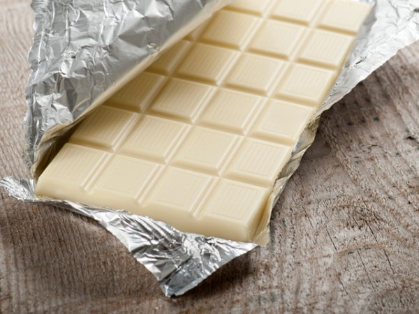 Бял шоколад&nbsp;Въпреки че в името му присъства думата шоколад, той съвсем не е такъв. В неговия състав влиза какаово масло, заради което сме свикнали да го наричаме така. Какаовото масло е фабрично извлечено и отделено от какаовите зърна. Превърнато е в пудра и е смесено с други, далеч не полезни съставки, за да се получи така нареченият бял шоколад. Снимка: istock