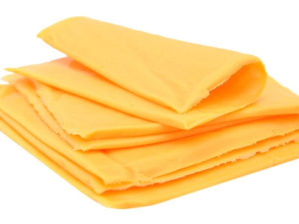 Сирене на квадратни слайсове&nbsp;Въпреки че в известен смисъл имат вкус на сирене, тези така наречени сирена са имитиращ продукт.&nbsp;Снимка: istock