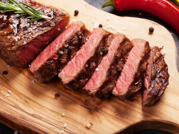 Червено месо&nbsp;Червеното месо е сред сочените за вредни и причиняващи повишен риск от сърдечносъдови заболявания, висок холестерол, рак, преждевременна смърт. Това е вярно, в случай&nbsp; че прекалявате с консумацията му. Хормоните и антибиотиците в месото могат да повлияят зле на вашия организъм. Ако обаче се храните с червено месо в малки количества и ако то е екологично отгледано, ползите за тялото ви определено ще са повече.&nbsp;Снимка: istock