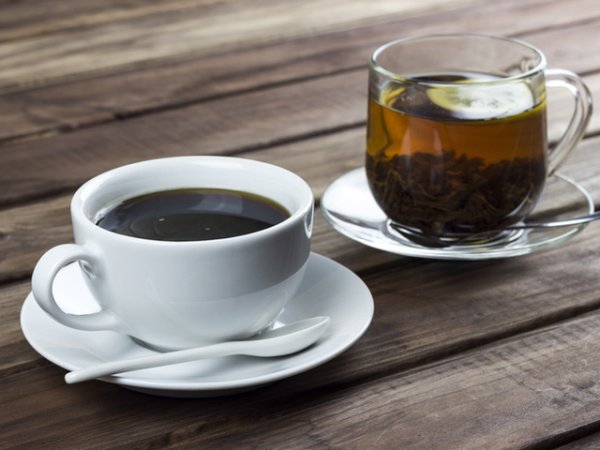 Кафе и чай&nbsp;Кафето и чаят съдържат танини. Тези киселини имат силно оцветяващо действие спрямо зъбите. Танините проникват в емайла и предизвикват микроувреждания, оставяйки неприятни петна по зъбите. Ако не можете да се откажете от любимите си кафе и чай, не забравяйте да изплаквате устата с вода след пиенето им и да контролирате количеството им.&nbsp;Снимка: istock