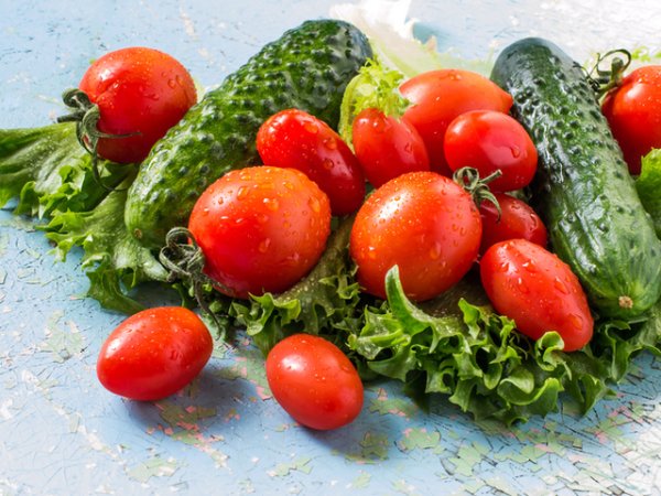 Домати + краставициТолкова много рецепти за салати по цял свят включват толкова любимата комбинация от домати и краставици. Та те са родени едни за други! Само че тази комбинация е вредна за здравето, защото нови изследвания показват, че двата зеленчука в съчетание възпрепятстват редица биохимични пътища на тялото. Това пречи най-вече на доброто усвояване на витамините в тях, но предизвиква и подуване.&nbsp;Снимка: istock