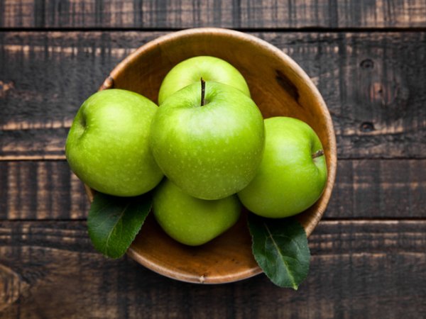 ЯбълкиЯбълките са прекрасен плод, полезен в борбата с коремните мазнини. Една ябълка на ден ще ви помогне да редуцирате мастното натрупване около талията, ще намали холестерола, ще подобри обмяната на веществата и липидите в организма. За най-добри резултати яжте по две ябълки. Те са бедни на калории и богати на фибри, което нормализира кръвната захар и намалява риска от диабет.&nbsp;Снимка: istock