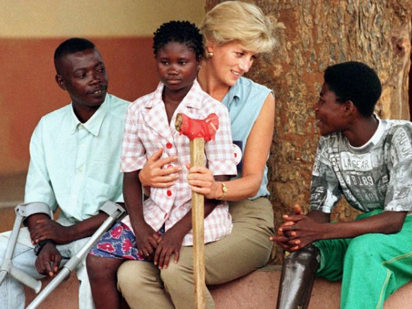 Принцеса Даяна разговаря с пенсионирани войници, инвалиди от войната в Ангола. Снимка: Reuters