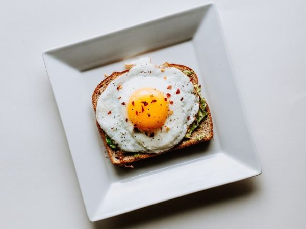 Яйца
Полезен протеин, който трябва да присъства по-често в менюто ни, особено през есента. Яйцата съдържат високи нива на цинк, минерал, който е важен за контрола на кръвната захар, поддържане на имунитета, регулира метаболизма. Също така цинкът в яйцата ще ви помогне да намалите есенното усещане за умора и ще повиши енергията ви. Опитайте&nbsp;&bdquo;Аморе&ldquo; &ndash; най-вкусният омлет на света
Снимка: unsplash