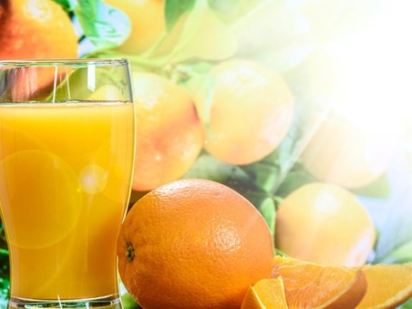 Пресен сок от портокали
Ако страдате от непоносимост към лактоза и не може да консумирате млечни продукти, пресният портокалов сок е чудесен вариант да си набавите важния витамин D. Освежаващата напитка ще ви осигури и витамин С, калций, калий, витамин А.&nbsp;Снимка: pixabay