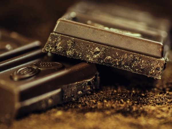 Хапвайте черен шоколад
Още една добра причина да добавите към менюто си черен шоколад е, че той съдържа добри количества антиоксиданти и флавоноиди. Разбира се, важно е шоколадът, който консумирате да е с поне 70% съдържание на натурално какао. Не е ли чудесно? Хапвате шоколад, настроението ви се повишава, но също така и невроните се умножават. Снимка: pixabay