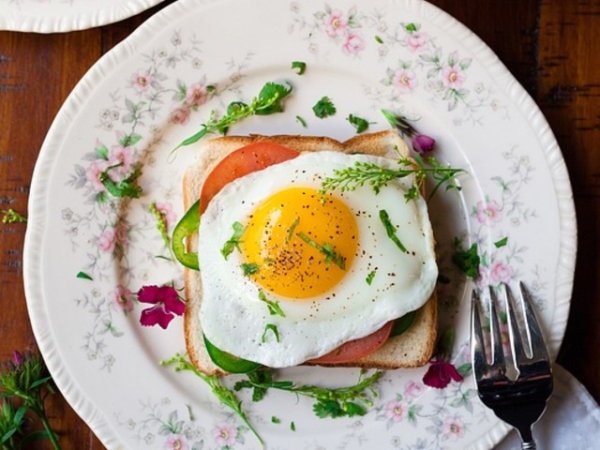 Хапвайте яйца
Едно голямо яйце ще ви осигури около 4% от дневния препоръчителен прием на витамина, но не бива да махате жълтъка.&nbsp; Освен това, яйцата са полезен протеин, който ще ви осигури ситост, енергия, консумацията им се грижи за здравето на мозъка и помагат в отслабването.&nbsp;&nbsp;Снимка: pixabay