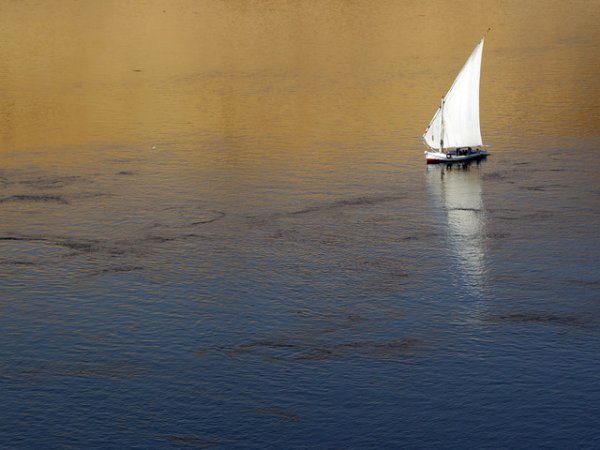Традиционна египетска "Felucca". Една от атракциите за туристи - разходка с такова корабче по река Нил. Ако отидете, не бива да го пропускате. На снимка е красиво, дори романтично. Снимка: Reuters