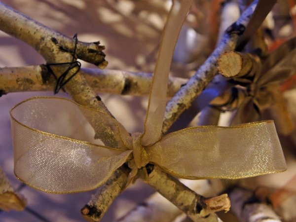 Купувате руло сатенирана панделка и от нея завързвате няколко панделки върху елхата – великото е винаги най-просто!