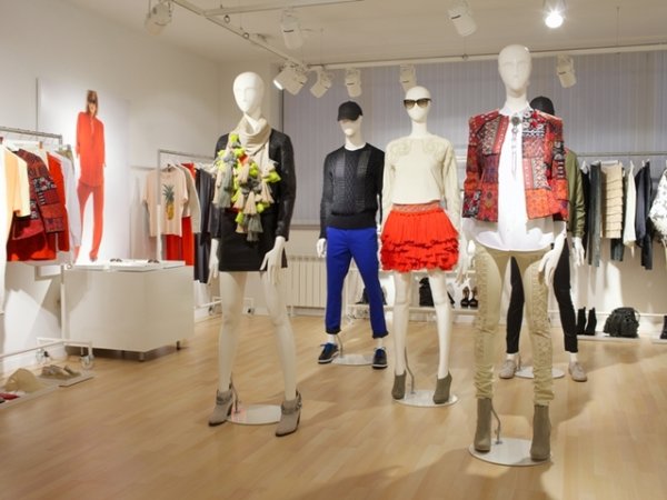 В шоурума на H&M беше представена колекцията Пролет-Лято 2013 на шведската модна марка. Стилисти, модни редактори, блогъри и светски личности имаха възможността първи да разгледат предложенията на H&M за предстоящите топли месеци. Сред гостите бяха моделите Катя Пенева и Ива Янкулова, а сред любимите им модели се наредиха декорирано кожено яке, дълга рокля и обеци с ананас.
