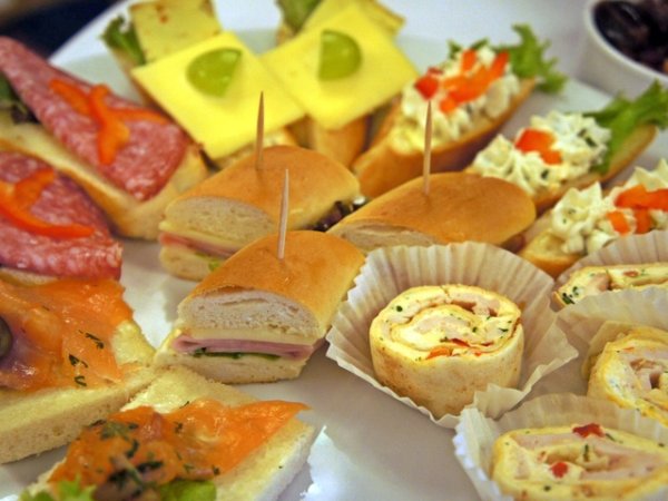 Напълнете масата със сандвичи и хапки в различна форма – от „корабчета“, от мини франзели и рулца от пълнени палачинки.