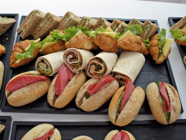 Френски кроасани с плънка от сирене и маруля. Арабски хлебчета с табуле и класическите триъгълни сандвичи.