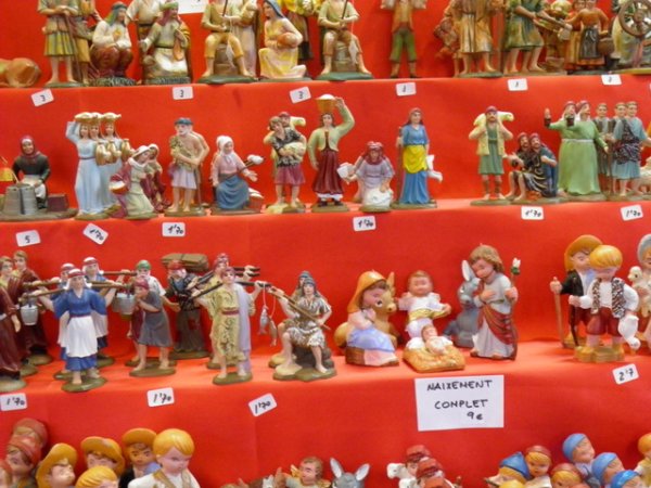Всяка фигурка струва по няколко евро и можеш да си купиш няколко селяни, ангели или мъдреци, за да направиш сцената с раждането на Христос по-достоверна.