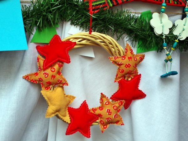 Коледен венец от върбови клонки и текстилни звездички.