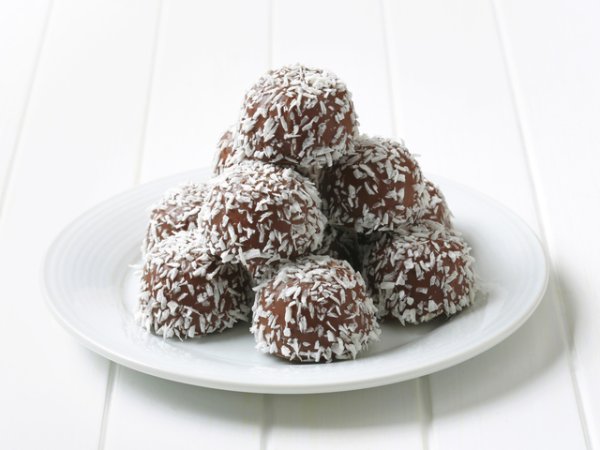 Шоколадови топчета със захаросани плодове - Рецептата вижте тук.