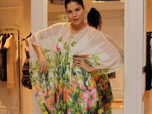 Кройките и линиите на роклите, коя от коя по-красива, приканваха любопитството  на гостите на дизайнерката Аля Милушева.