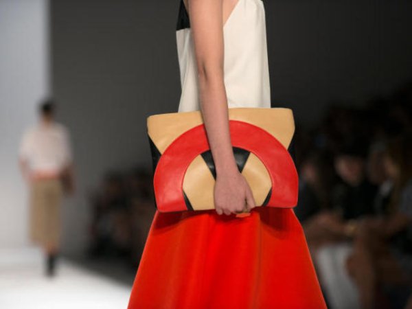 Най-новите тенденции в дрехите и аксесоарите бяха представени на Седмицата на модата в Ню Йорк. Задължителният дамски атрибут е чантата. Ето кои са модните изкушения за есен-зима 2012/2013, уловени от фотографите на Reuters.

Есенно-зимните тенденции за 2012-2013 в новата колекция на Жени Живкова
Дизайнерските идеи и тенденции от модната седмица в Ню Йорк
Гуинет Полтроу е най-добре облечената жена в света
Вместо колан - панделка