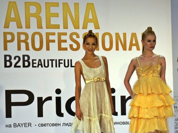 Look & Learn шоу от Арена на красотата 2012 - българската секция на Haute Coiffure Francaise (HCF)демонстрира линията за подстригване за сезон есен-зима 2012/2013. Шоуто тази година се казва "Оригинална версия". Своите професионални умения показаха най-добрите и известни български коафьори, представители на арт-екипа на HCF – Венета Игнатова, Поли Гемеджиева, Васил Михайлов, Петър Гогов и арт-директорът Васил Атанасов. 
Снимки: Ивет Лолова
Лесни прически с гел за коса
Прическите на есен-зима 2012