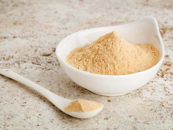 Мака или перуански женшен
В редица биомагазини може да намерите мака на прах, която е смятана за суперхрана. Тя е богата на протеини, подпомага плодовитостта и при двата пола, осигурява ни минерали като калций, калий, желязо, йод, мед, манган и витамини от група В и С.Благодарение на тях, ние се чувстваме по-енергични. Мака на прах може да се добавя към смутита, супи, десерти. Повече за нея вижте тук.&nbsp;Снимка: istock